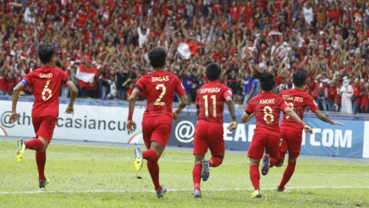 Beberapa pemain Timnas Indonesia U16 saat akan melakukan selebrasi. Copyright: © Abdurrahman Ranala/INDOSPORT