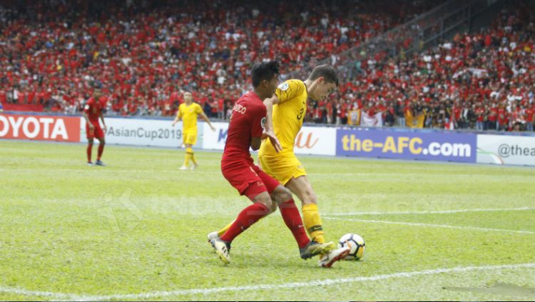 Sutan Zico menghalau pemain Australia. Copyright: © Abdurrahman Ranala/INDOSPORT