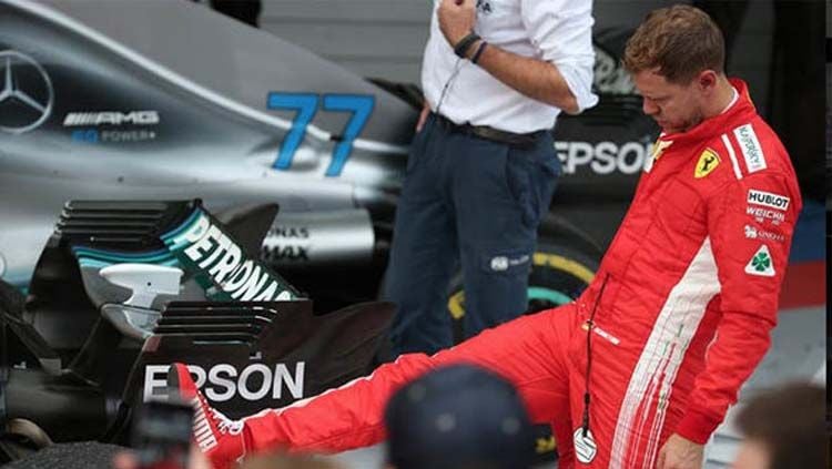 Sebastian Vettel memeriksa mobil Lewis Hamilton pasca kalah di GP Rusia 2018. Copyright: © Express UK