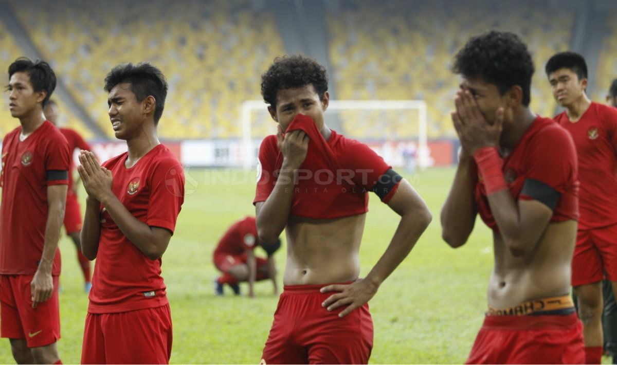 Tangis haru pemain Garuda Asia gagal lolos ke semifinal Piala Asia. Copyright: © Abdurrahman Ranala/INDOSPORT