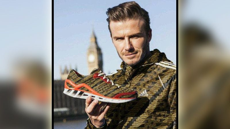 David Beckham juga mengenakan batik Indonesia. Copyright: © kaskus