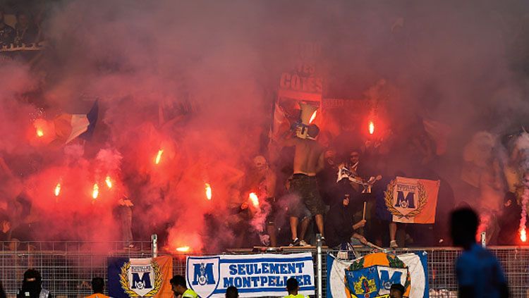 Kerusuhan suporter yang terjadi dalam laga Montpellier vs Nimes. Copyright: © INDOSPORT