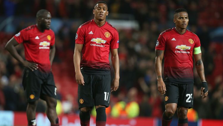 Para pemain Manchester United tampak kecewa ketika gagal memenangkan pertandingan. Copyright: © Getty Images