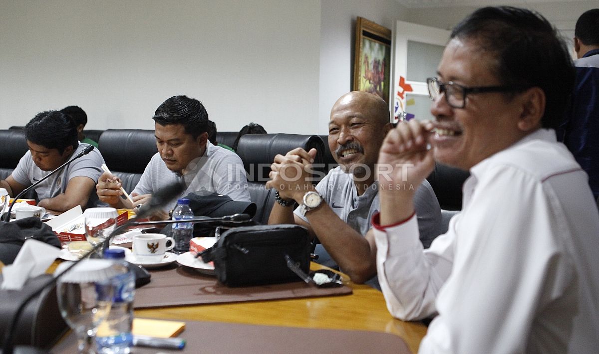 Fakhri Husaini tertawa dalam sesi makan bersama di kantor kemenpora. Copyright: © Herry Ibrahim/INDOSPORT