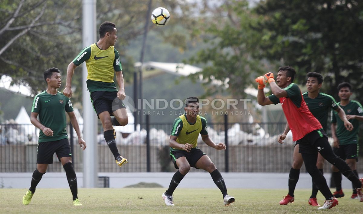 Timnas Sepakbola Indonesia U-19 menggelar internal game di Lapangan A Senayan, Jakarta, Rabu (03/09/18). Tim utama dikalahkan tim pelapis (pakai rompi) dengan skor 1-3. Copyright: © Herry Ibrahim/INDOSPORT