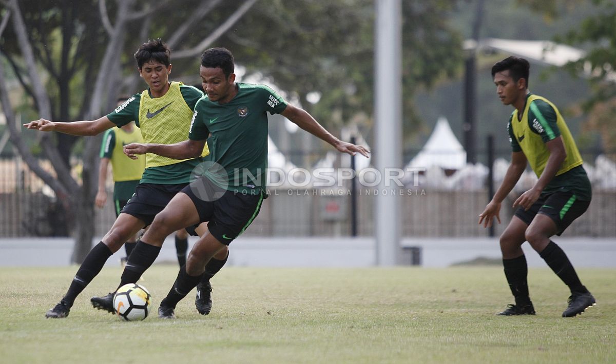 Timnas Sepakbola Indonesia U-19 menggelar internal game di Lapangan A Senayan, Jakarta, Rabu (03/09/18). Tim utama dikalahkan tim pelapis (pakai rompi) dengan skor 1-3. Copyright: © Herry Ibrahim/INDOSPORT