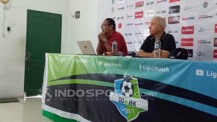 Seorang pria asal Inggris Mr Richard Clarke, mendadak hadir di markas PSMS, Stadion Mini Kebun Bunga Medan, Rabu (3/9/2019) sore. Copyright: © INDOSPORT/Kesuma Ramadhan
