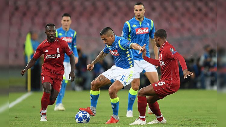 Gelandang Napoli Allan yang dikepung pemain Liverpool di Liga Champions. Copyright: © Getty Images