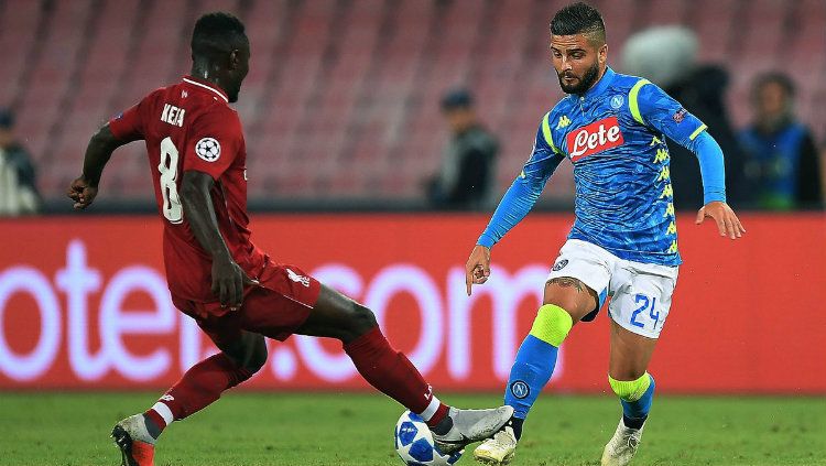 Striker Napoli Insigne berduel dengan winger Liverpool Sadio Mane di Liga Champions. Copyright: © Getty Images