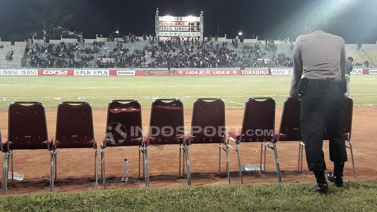 Bangku cadangan Persis Solo yang seperti acara kondangan. Copyright: © Ian Setiawan/Indosport.com