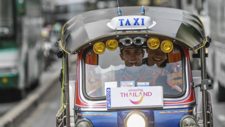 Marc Marquez menjajal tuk tuk di Thailand. Copyright: &copy; Crash