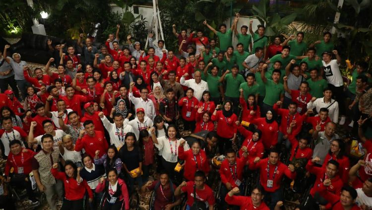 Timnas U-16 dan atlet Asian Para Games 2018 bersama Menpora Imam Nahrawi. Copyright: &copy; Kemenpora