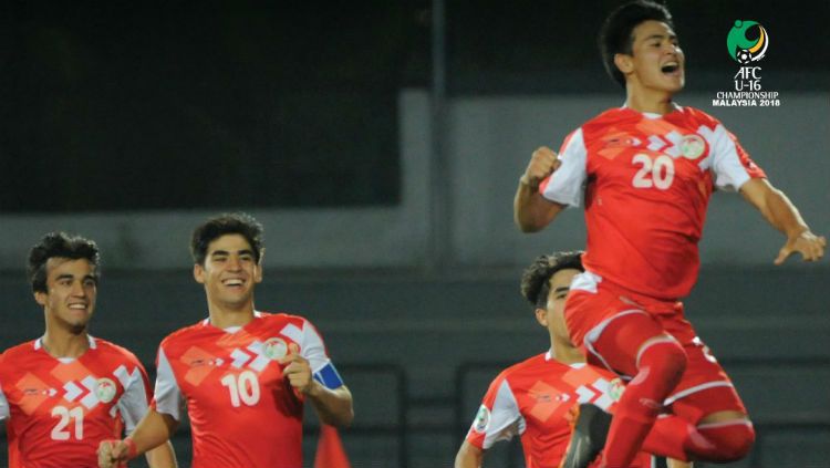Selebrasi para pemain Tajikistan usai lolos ke final Piala Asia U-16. Copyright: © AFC