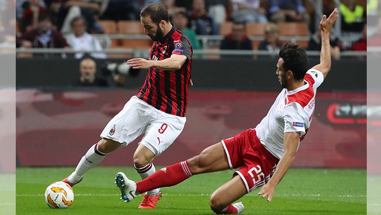 Higuain (kiri) dihadang pemain Olympiakos Copyright: © Getty Images