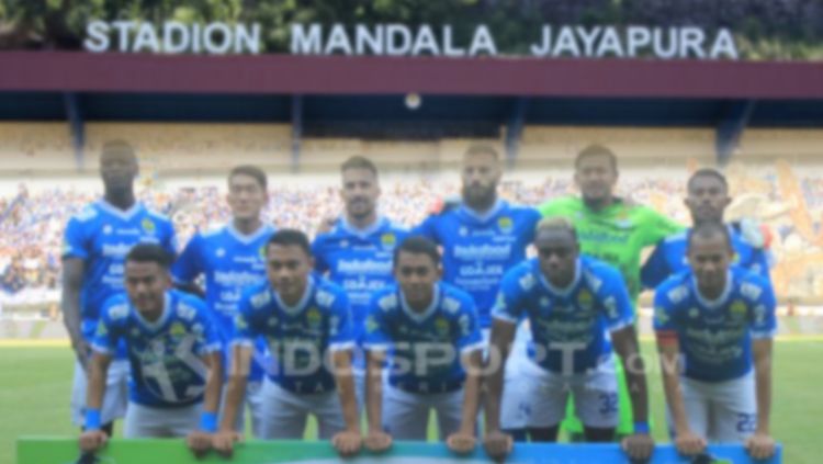 Skuat Persib Bandung di Stadion Mandala. Copyright: © INDOSPORT