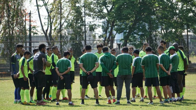 Sesi latihan Persebaya Surabaya bersama Djajang Nurdjaman. Copyright: © Fitra Herdian Ariestianto/INDOSPORT\