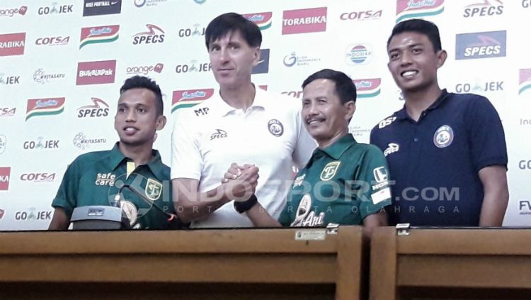 Konferensi pers jelang laga Persebaya Surabaya va Arema FC. Copyright: © Ian Setiawan/INDOSPORT
