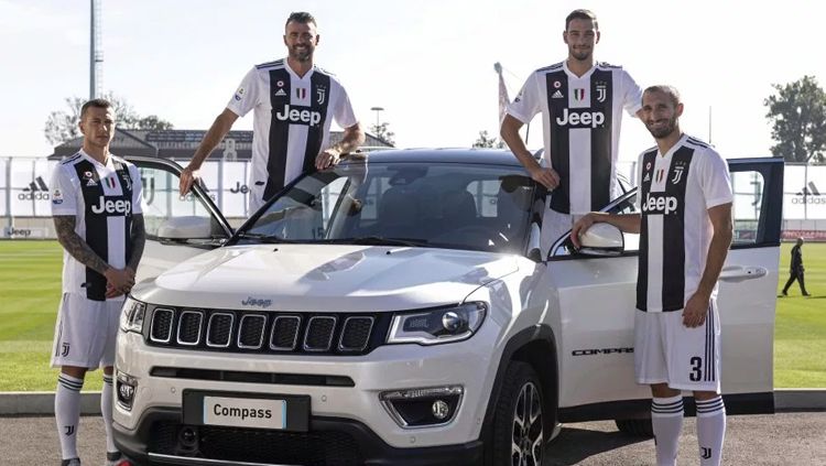 Para pemain Juventus melakukan sesi foto. Copyright: © thesun.co.uk