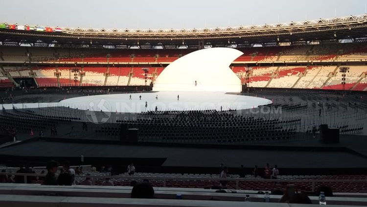 Panggung opening Asian Para Games  yang menyerupai garis ekuator atau zamrud katulistiwa. Copyright: © Zainal Hasan/INDOSPORT