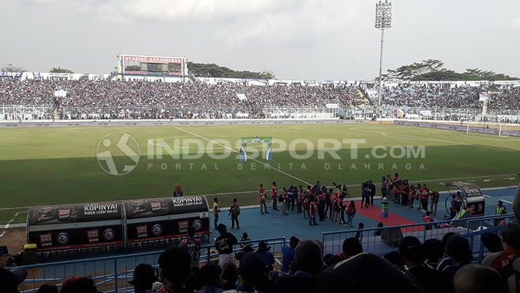 Suasana lengang di tribun Stadion Kanjuruhan, meski tiket sudah habis dipesan Copyright: © INDOSPORT/Ian Setiawan
