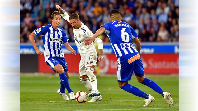 Sergio Ramos (tengah) dihadang 2 pemain Alaves. Copyright: &copy; getty images