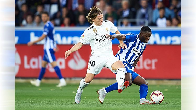 Luka Modric (kiri) dihadang pemain Alaves. Copyright: &copy; getty images