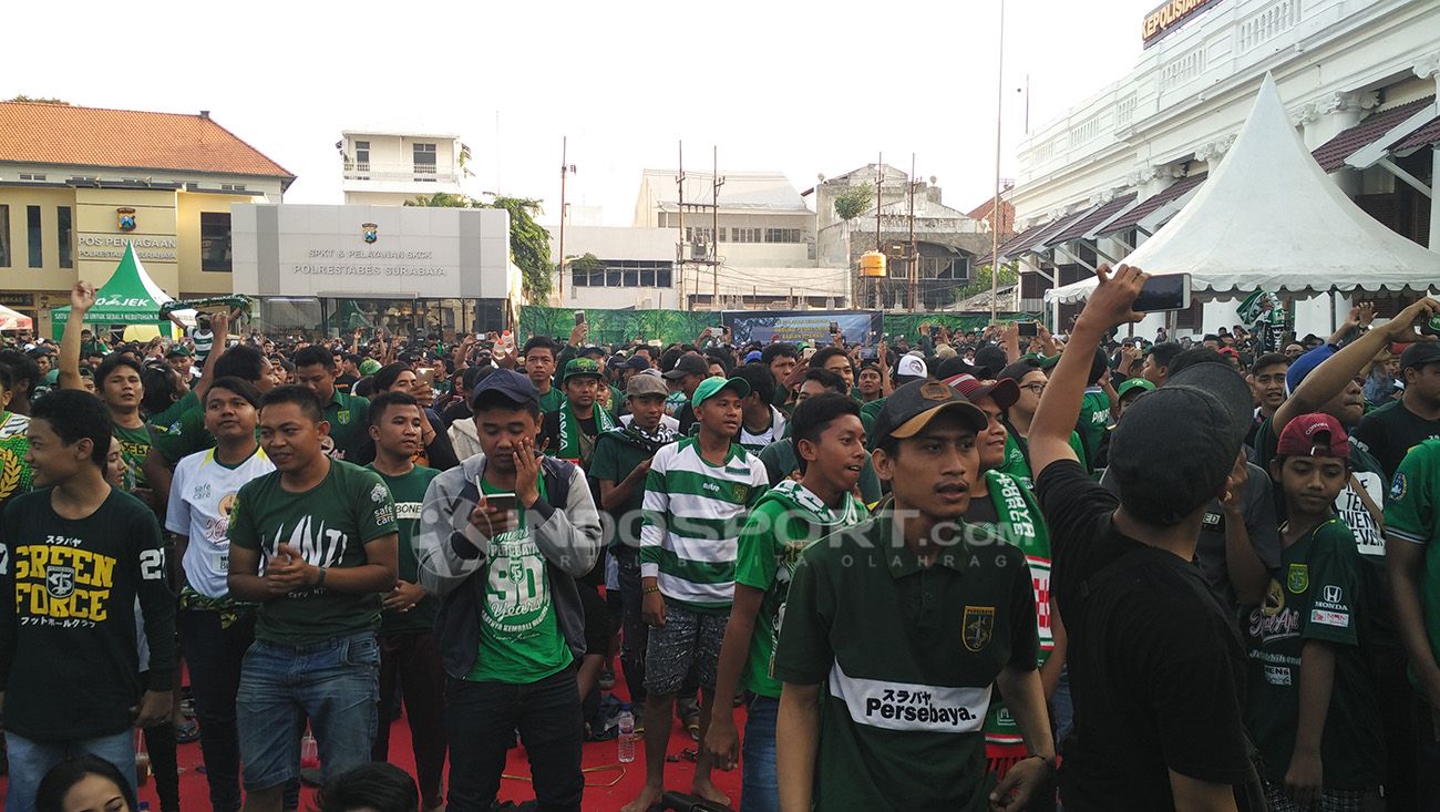 Meskipun hanya nobar mereka semangat mendukung Persebaya Surabaya. Copyright: © Fitra Herdian/Football265.com