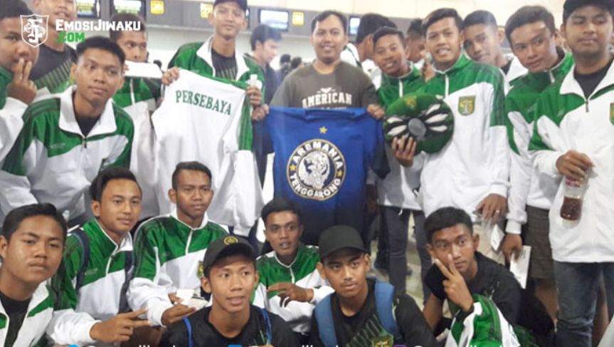 Aremania Ajak Foto Skuad Persebaya U-16 di Bandara. Copyright: &copy; emosijiwaku
