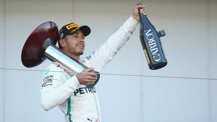 Lewis Hamilton, pembalap F1 dari tim Mercedes ini ternyata mengalami gangguan mental dan sempat punya hubungan kurang akrab dengan sang ayah. Copyright: © Getty Images