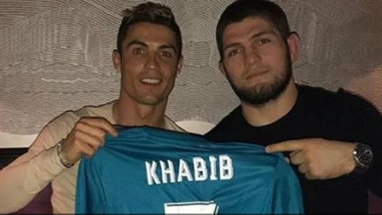 Khabib Nurmagomedov sedang lakukan video call dengan Cristiano Ronaldo. Islam Makhachev selaku rekannya pun menyebut bakal ada tim sepak bola yang tercipta. Copyright: © Mirror