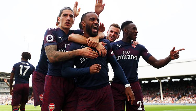 Lacazette berselebrasi bersama para pemain Arsenal usai mencetak gol. Copyright: © Getty Images