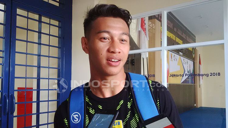 Bek Persib Bandung, Muhammad Al Amin Syukur Fisabillah saat ditemui di Stadion Si Jalak Harupat. Copyright: © Arif Rahman/INDOSPORT