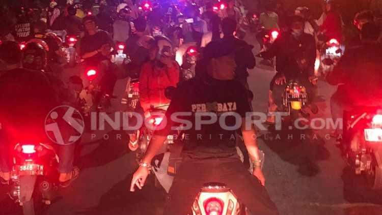 Bonek menyambut Persebaya tiba di Surabaya. Copyright: &copy; Fitra Herdian/INDOSPORT