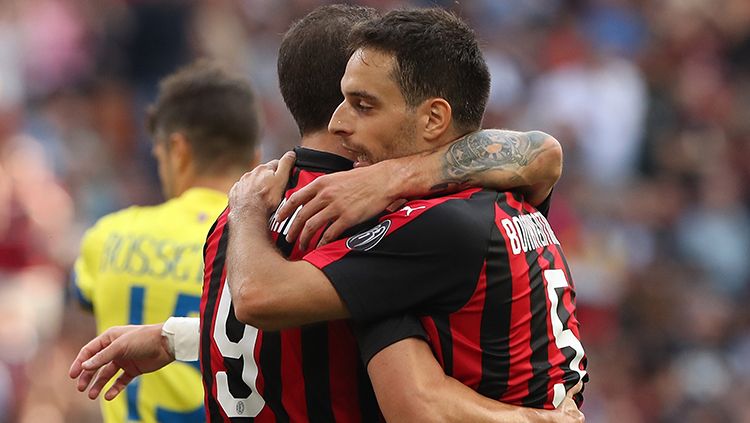 Giacomo Bonaventura (kanan) bakal segera bergabung ke skuat utama AC Milan usai pulih dari cedera. Copyright: © Getty Images