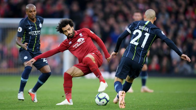 Mohamed Salah tengah berebut bola dengan David Silva. Copyright: © Getty Images