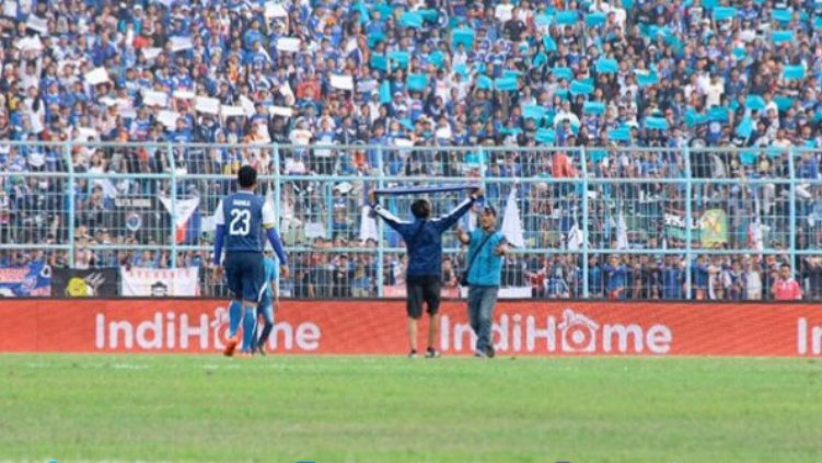 Suporter Arema FC yang melakukan penimpukan terhadap para pemain Persebaya. Copyright: © Emosi Jiwaku/Joko Kristiono