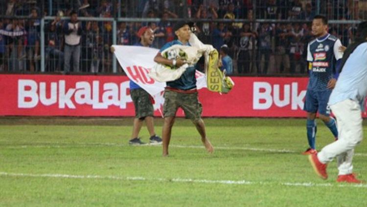 Suporter Arema FC yang melakukan penimpukan terhadap para pemain Persebaya. Copyright: © Emosi Jiwaku/Rizka Putra Perdana