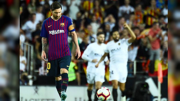 Lionel Messi tampak lesu usai Barcelona kebobolan terlebih dahulu oleh Valencia dalam ajang La Liga Spanyol, Senin (08/10/18). Copyright: © Getty Images