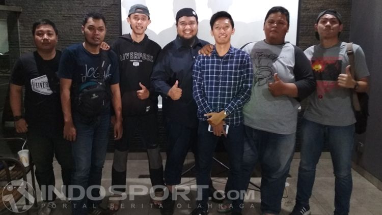 Beberapa panitia donasi untuk Palu dan Donggala, salah satunya Dwiki Surya Gumilang (Empat Dari Kiri) dari Paguyuban Suporter Tangsel jelang nobar Liverpool vs Manchester City di Pondok Cabe, Tangerang Selatan Copyright: &copy; Bagas Rahadian/INDOSPORT