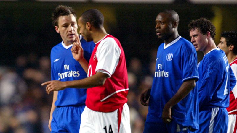 John Terry (kiri/Chelsea) berduel dengan Thierry Henry (Arsenal) saat keduanya masih aktif bermain. Copyright: © Getty Images