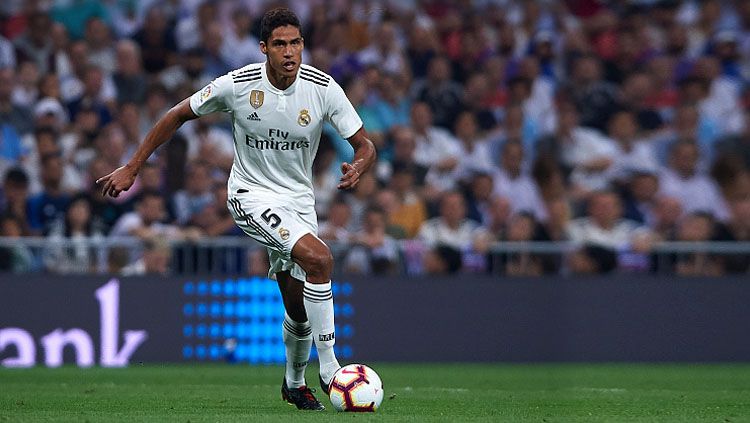 Raphael Varane, bek tengah Real Madrid saat bermain di Santiago Bernabeu akhir pekan lalu. Copyright: © Getty Images