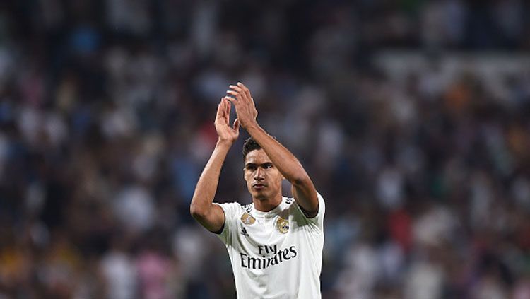 Raphael Varane, bek tengah Real Madrid, yang kabarnya akan dijadikan alat tukar Neymar. Copyright: © Getty Images