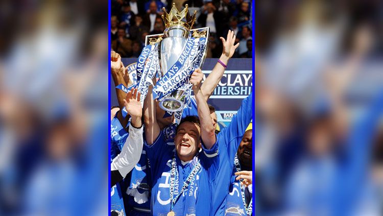 John Terry bersama trofi Premier League 2004/05. Copyright: © INDOSPORT