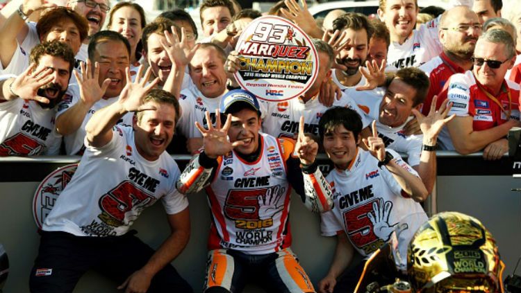 Marc Marquez saat merayakan gelar juara dunia MotoGP tahun 2016. Copyright: © INDOSPORT