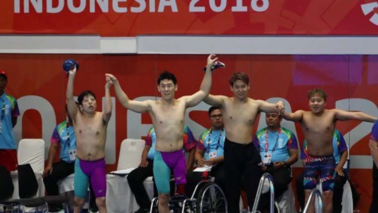Atlet renang putra Korea Bersatu yang meraih perunggu sebagai medali pertama mereka di turnamen Asian Para Games 2018. Copyright: © Yonhap