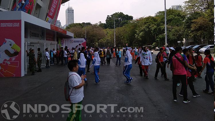 Murid sekolah memadati Stadion Utama Gelora Bung Karno, Jakarta guna menonton pertandingan Asian Para Games 2018, Selasa (09/10/18). Copyright: &copy; Tiyo Bayu Nugroho/INDOSPORT
