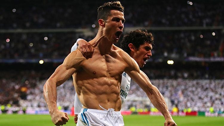 Selebrasi Cristiano Ronaldo dengan memamerkan otot pada tubuhnya ketika masih di Real Madrid. Copyright: © Getty Images