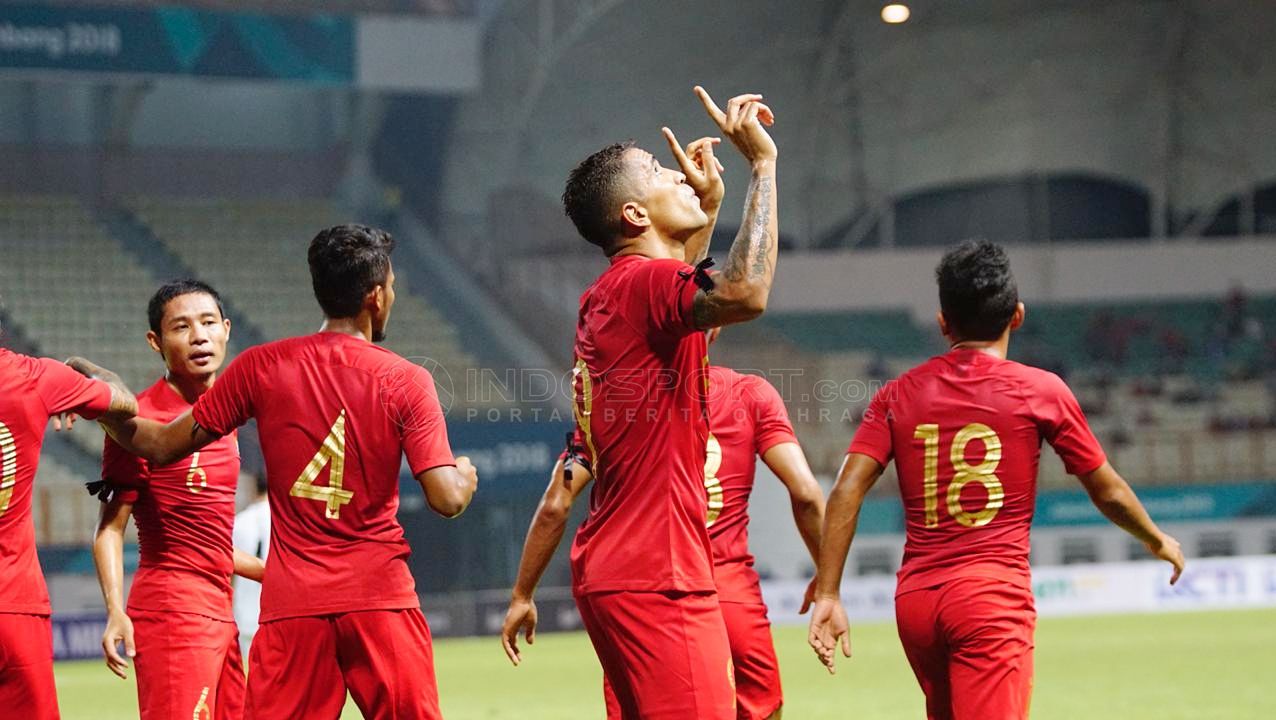 Selebrasi Alberto da Costa gol pertama untuk Indonesia vs Myanmar. Copyright: © Herry Ibrahim/Indosport.com