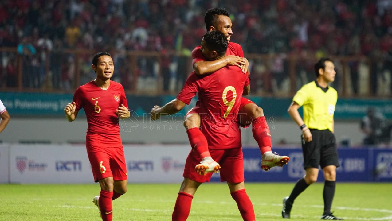 Selebrasi Irfan Jaya dan Alberto da Costa, dalam gol ketiga Indonesia di laga persahabatan jelang Piala AFF 2018. Copyright: © Herry Ibrahim/Indosport.com