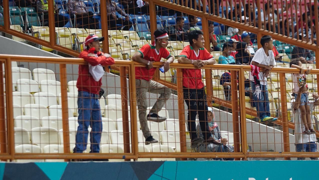 Suporter Indonesia di laga vs Myanmar. Copyright: &copy; Herry Ibrahim/Indosport.com